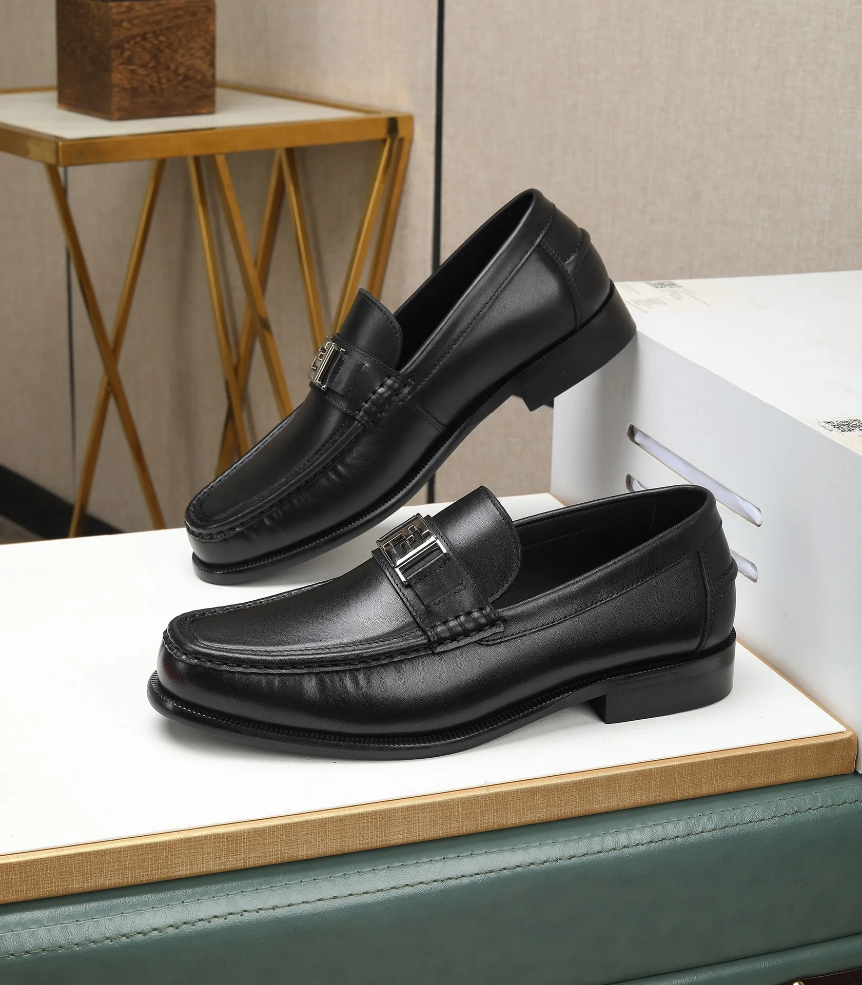 Men's shoes 💰580 (high-end, full cowhide) FENDI Fendi high-end formal leather shoes, original Italian imported cowhide surface + cowhide lining, original hardware, I believe you will be impressed from the first time you see it. The avant-garde atmosphere can no longer fully interpret its elegance. AAA grade rubber outsole, super comfortable. Original counter last, ensuring its original version and quality. The simple upper ensures its comfort and breathability. A pair of truly good shoes has its own unique soul, famous quality, regular size 38-44 (45 46 customized)